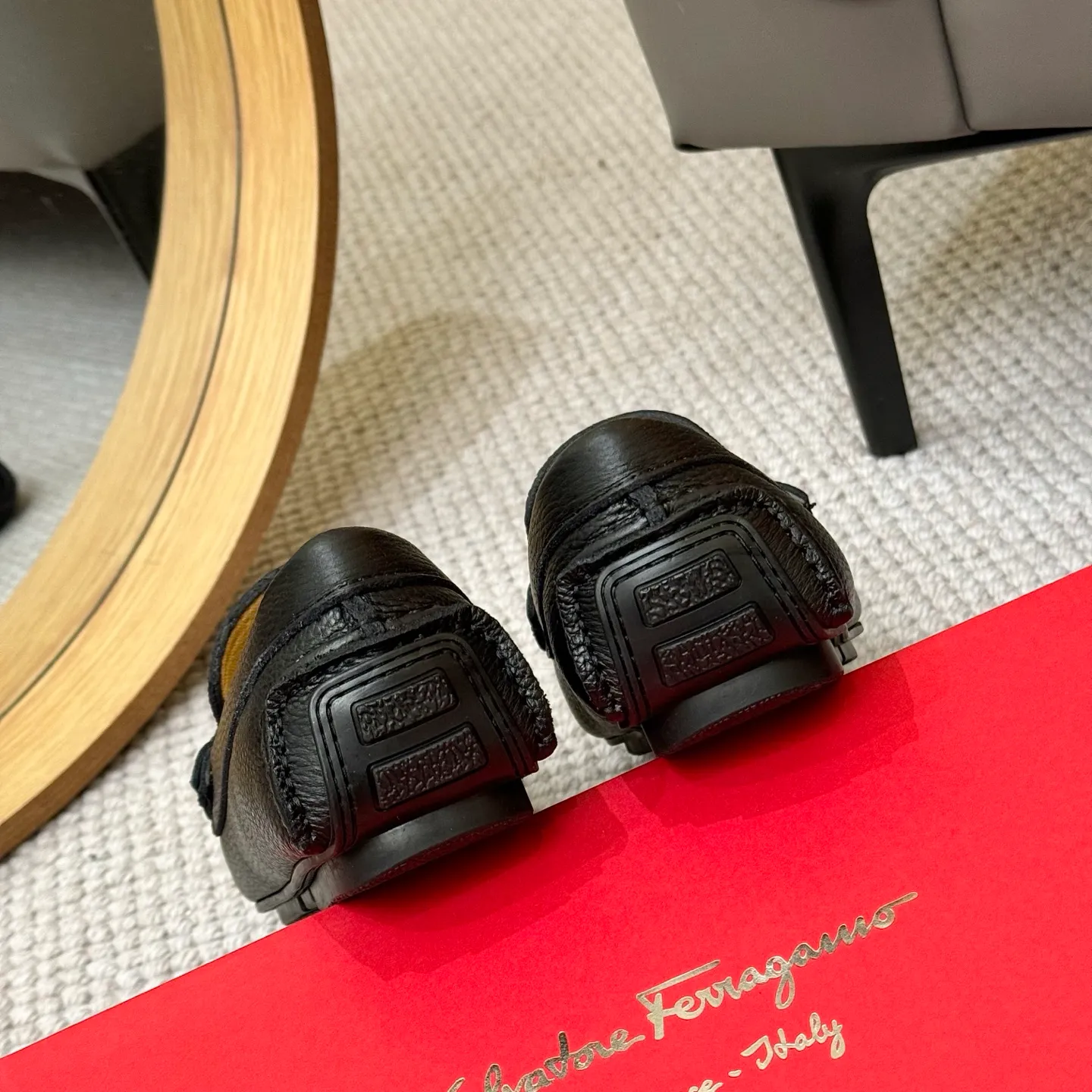 Men's men's shoes 💰420 (Yangli) Ferragamo 〰Ferragamo 2⃣️0⃣️2⃣️5️⃣ New series 👊🏻 Upper 🇮🇹 Italian imported calfskin, original outsole molding. Water-dyed sheepskin lining. The identity of every successful man is set off, and the upper and lower shoes are elegant and stable🚶🏻🚶🏻The high-end custom counter original replica is an eternal classic🔍️Number of codes: 38-46 with counter packaging